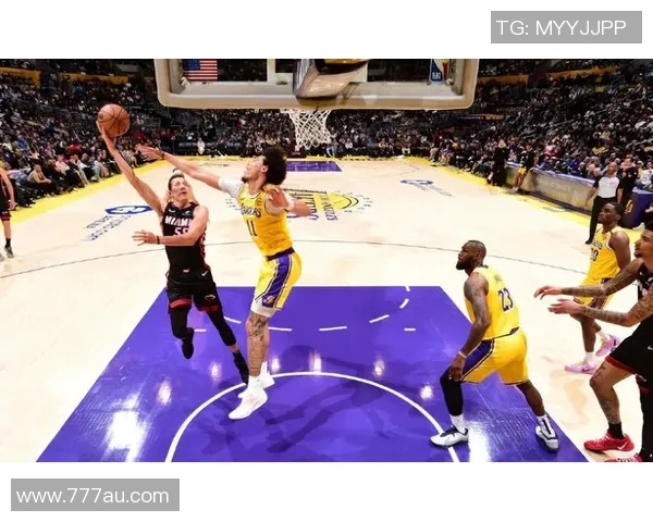 湖人主场战胜热火 终结三连败