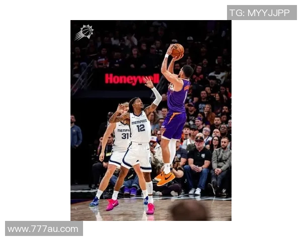 火力全开！布克首节投篮7中4，独砍11分1助攻